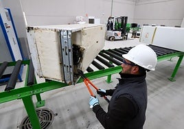 Un trabajador durante su jornada laboral en una fábrica de Miranda de Ebro.