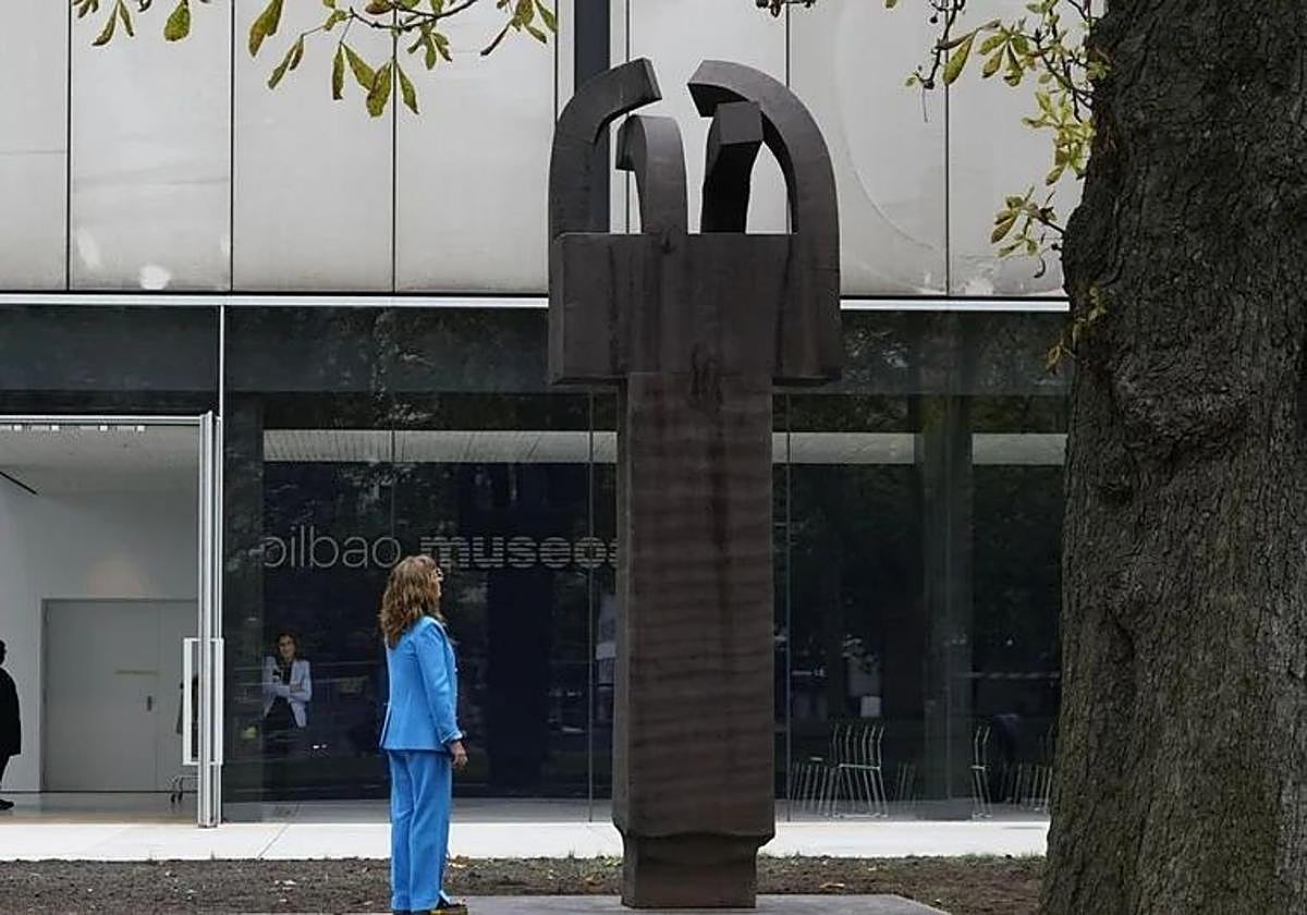 La escultura de Chillida 'Elogio del Hierro III', ya instalada junto al Museo de Bellas Artes.