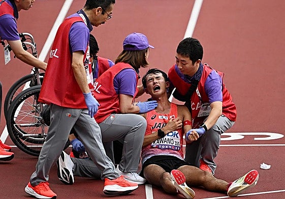 Kawano es atendido por los médicos tras desplomarse en el estadio.