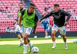 Mariano calienta con sus compañeros sobre el césped de San Mamés.