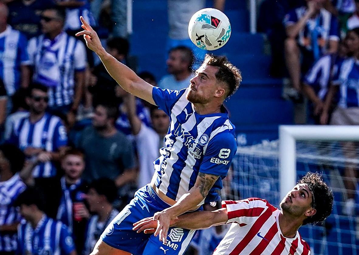 Toni Martínez gana un balón por alto ante el Atlético.
