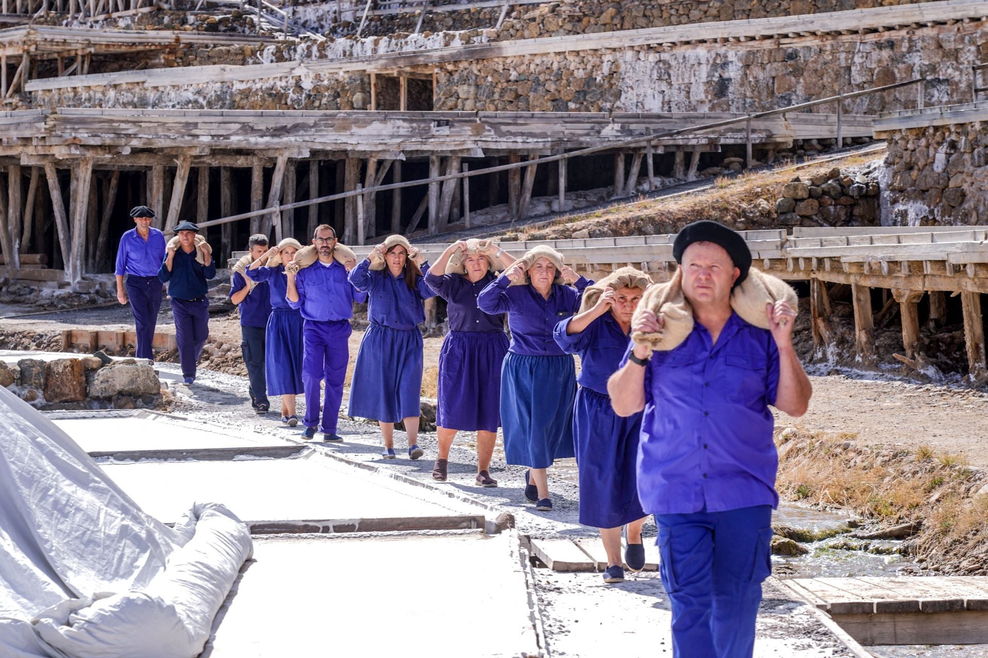 Salinas de Añana festeja el final de su cosecha
