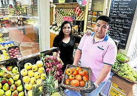 John David Rojas posa con una parte del género que vende en su tienda