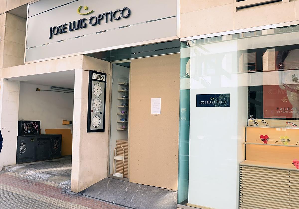 El comercio ha tenido que colocar una tabla después de que les hayan roto otra vez los cristales.