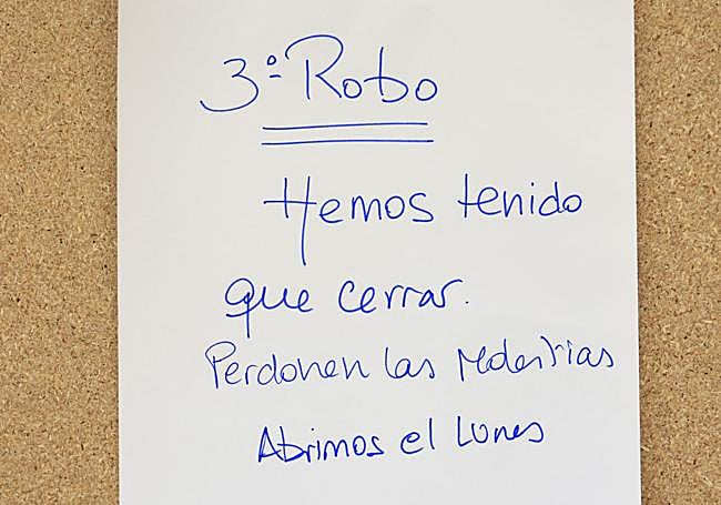 El establecimiento ha colocado este cartel informando de los robos.
