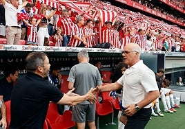 Aspiazu, el segundo de Valverde, saludando a Coudet.