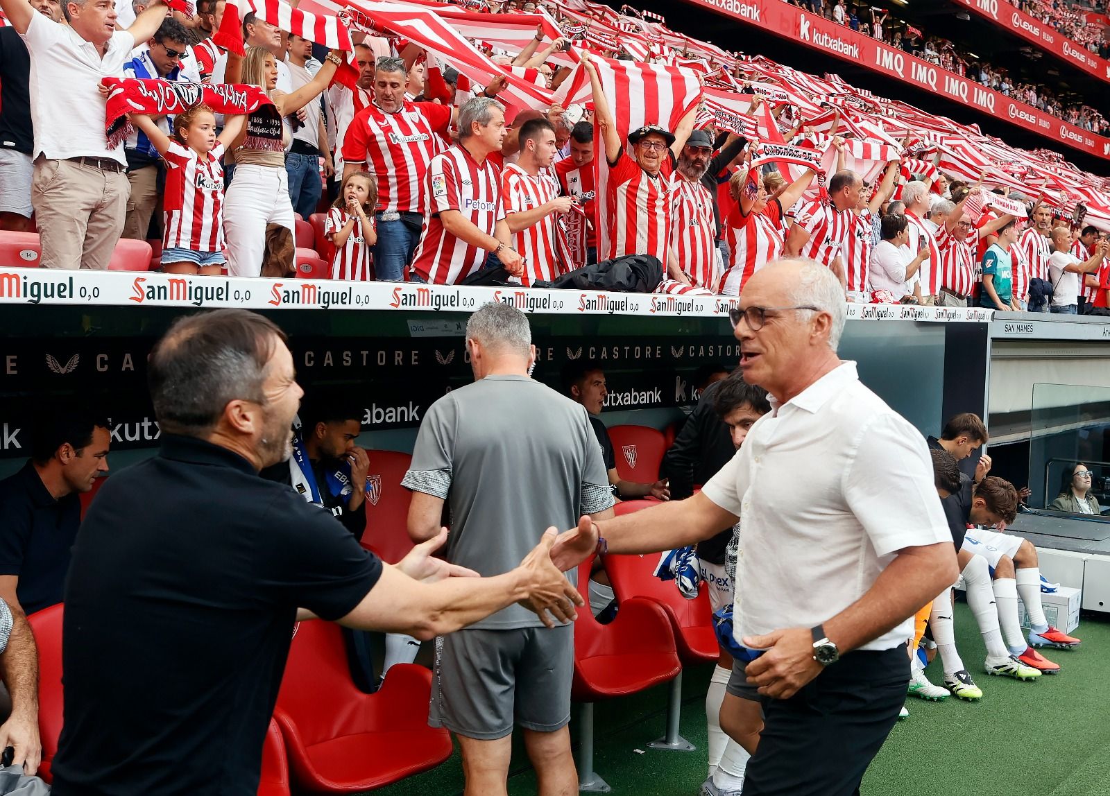 Aspiazu, el segundo de Valverde, saludando a Coudet.