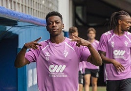 Leonardo Buta muestra ante las cámaras la confianza que ha ido ganando en los cuatro partidos en los que ha sido titular desde que se convirtió en jugador armero.