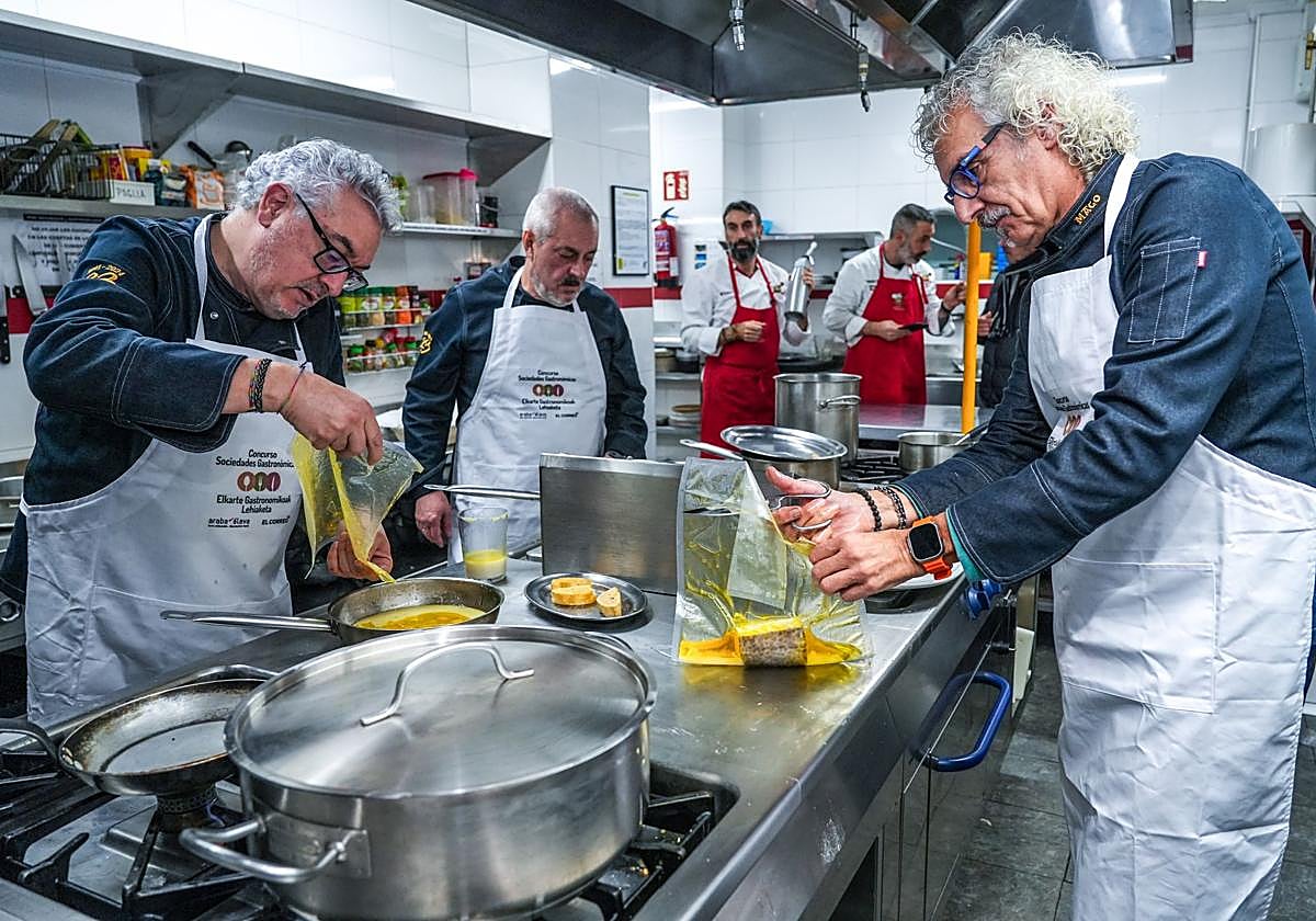 Azkenean, ganadores del anterior concurso, elaborando uno de los platos.