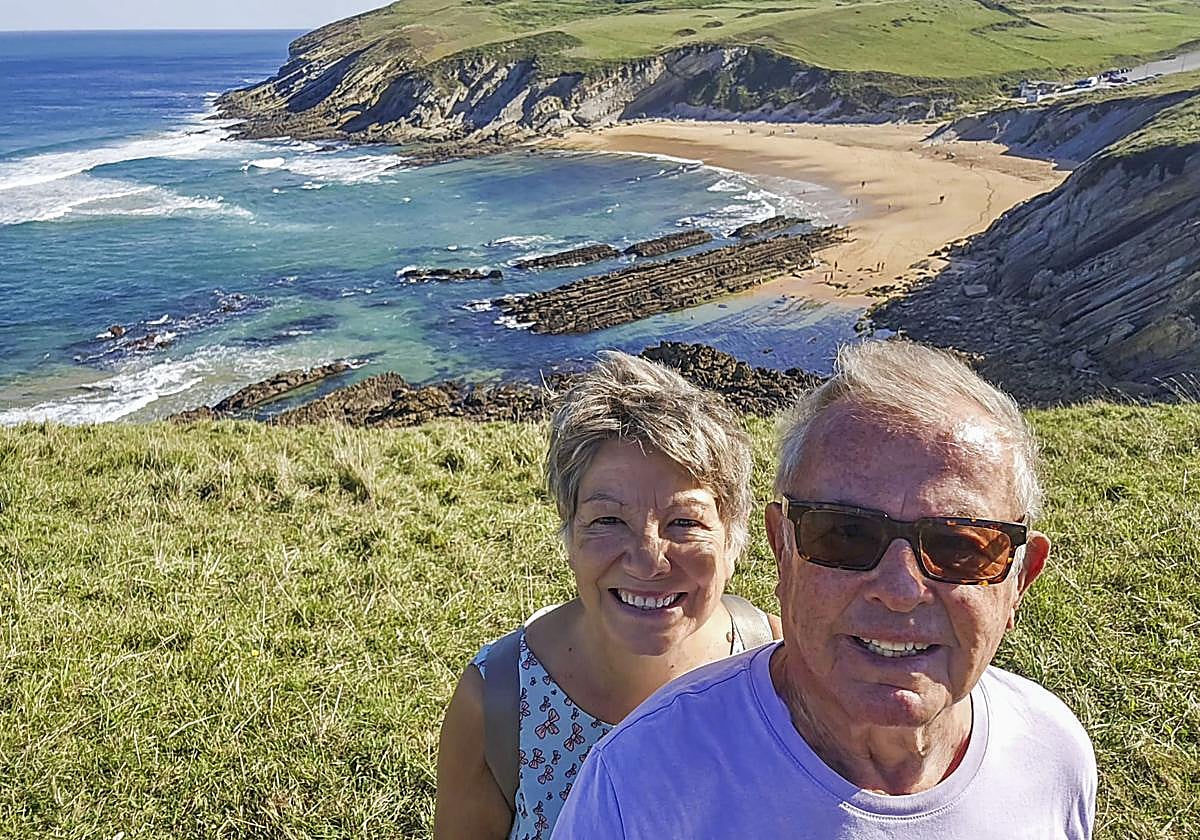 Olga y Joaquín, de ruta entre las playas de Tagle y Ubianco hace ahora una semana, en una foto cedida por ellos.