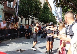 Los abrazos entre los participantes premian el gran esfuerzo realizado durante muchas horas.