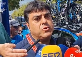 Óscar Guerrero atiende a la prensa en la etapa de Bilbao, cuando anunció que el equipo llegaría a la meta de Madrid y no se retiraría pese al acoso de los manifestantes.