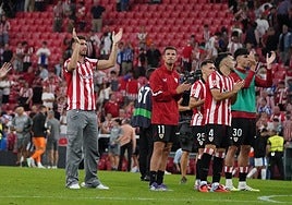 Laporte con la camiseta rojiblanca en el centro del campo.