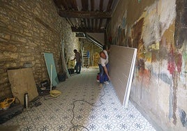 Tareas de reforma en un local del Casco Medieval.