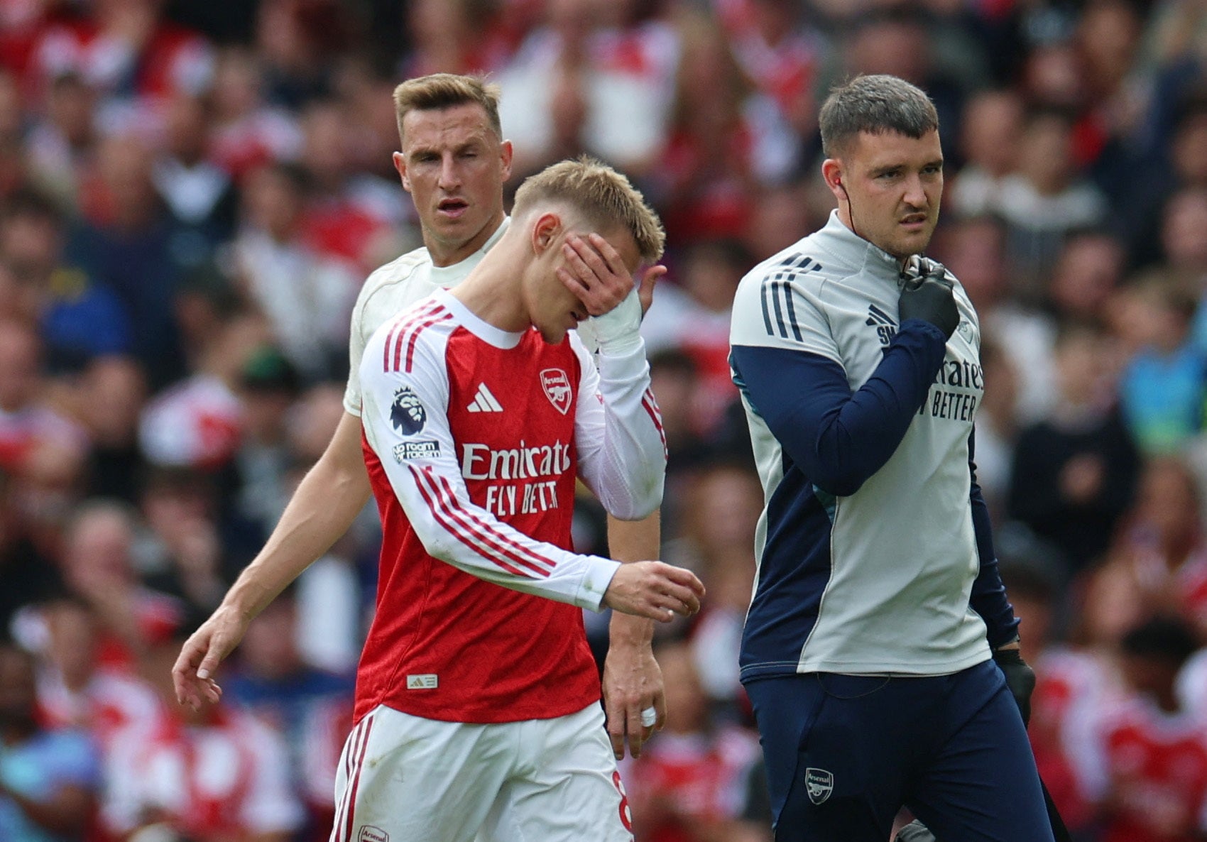 Odegaard se retira abatido del terreno de juego.