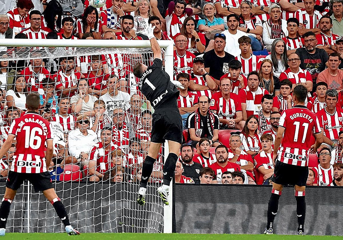 Unai Simón no pudo hacer nada ante la parábola que hizo el balón cuando tocó en Berenguer.