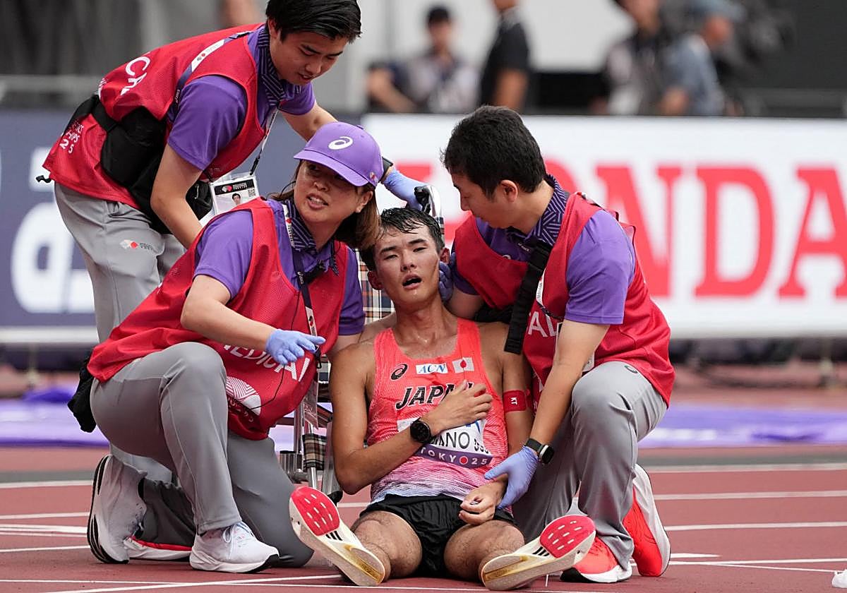 Kawano es atendido por los médicos tras desplomarse en el estadio.