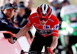 Vingegaard celebra su victoria en la meta de la Bola del Mundo.