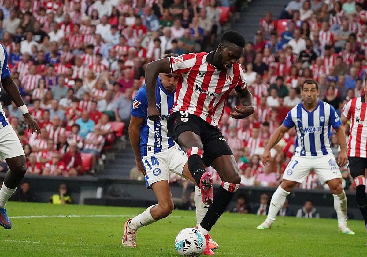 Iñaki Williams juega de tacón ante el Alavés.