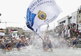 Remeras del Club Arraun Lagunak celebran su victoria en la regata de la bandera de La Concha.