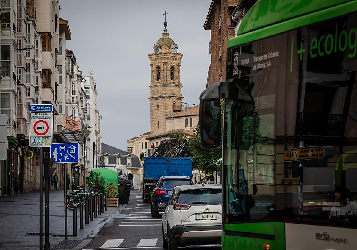 Vehículos circulan esta mañana por zona de bajas emisiones, ya en vigor.