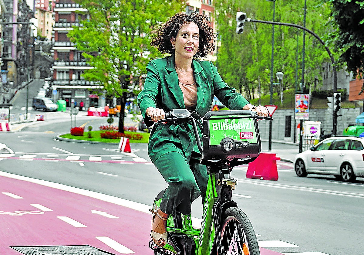 Nora Abete, en una de las bicicletas de Bilbaobizi en las inmediaciones del Ayuntamiento de Bilbao.
