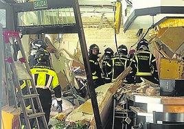 Bomberos de Madrid inspeccionan el edificio que sufró una explosión.