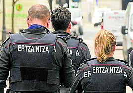 Ertzainas en una actuación