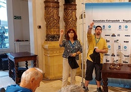 Representantes de la organización sacan las bolas en el sorteo de tandas