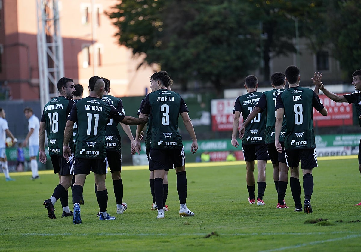 Los jugadores del Sestao River celebran uno de los dos goles.