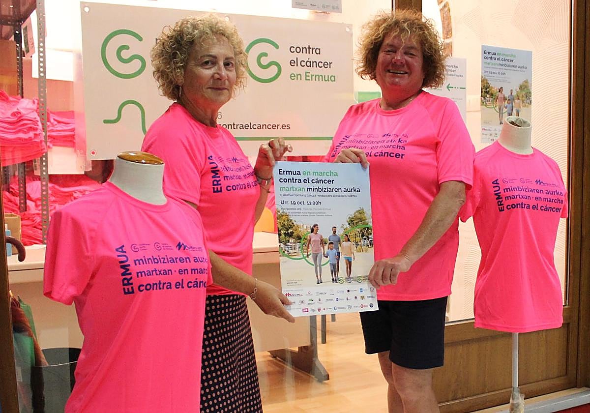 Las responsables de la Junta local muestran las camisetas que se llevarán este año en la Marcha.