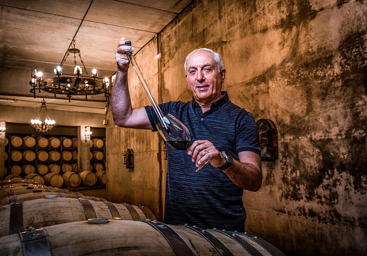 Aparte de dueño de dos bodegas, Juan Luis Cañas preside la asociación Subsierra