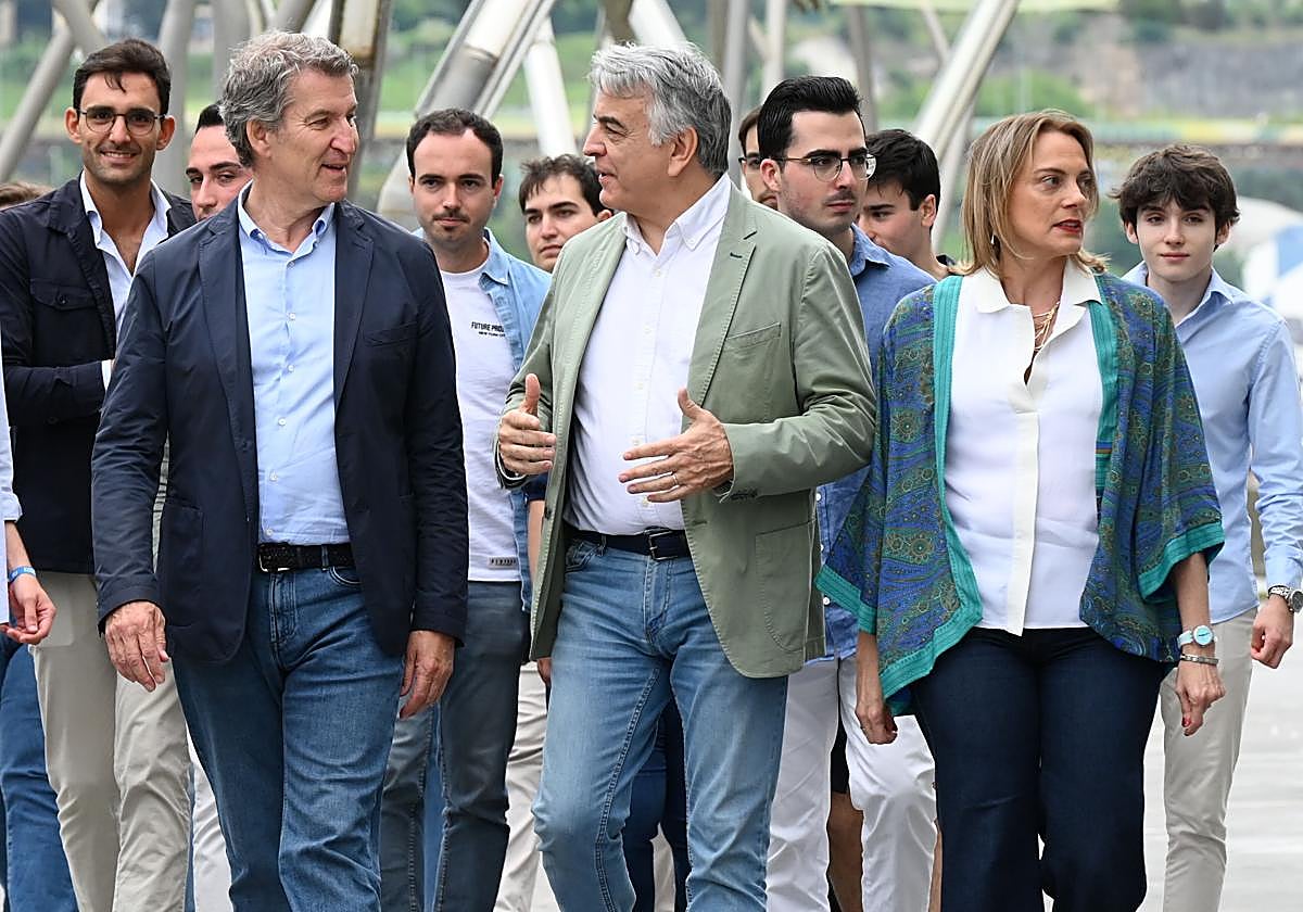 Alberto Núñez Feijóo, Javier de Andrés y Raquel González, en un acto del PP.