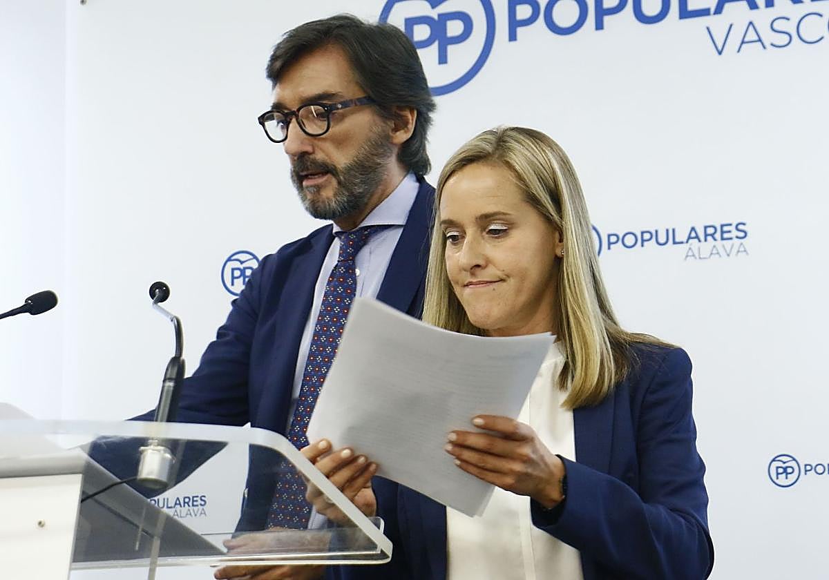 Amaya Fernández, durante una rueda de prensa con Iñaki Oyarzabal en 2019.