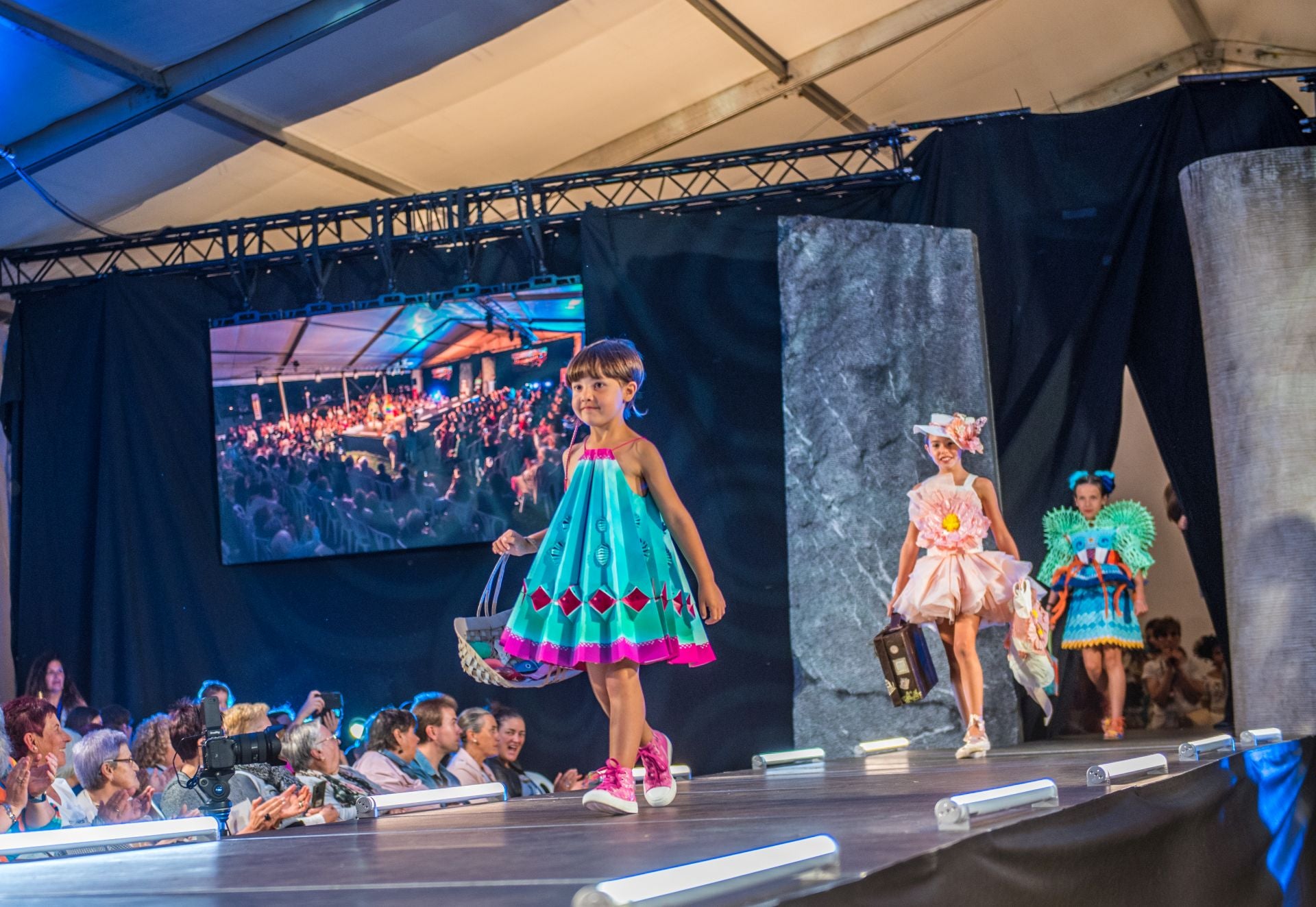Un momento del desfile de ayer, con dos modelos infantiles con vestidos originales y coloridos.