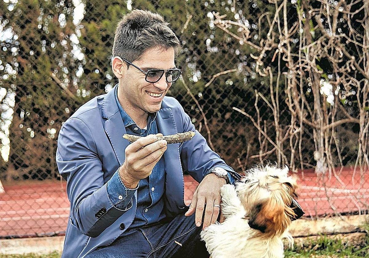 Luis juega con su perro, Toy.