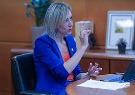 Ubarretxena atiende la entrevista en su despacho en la sede del Gobierno vasco en Lakua.