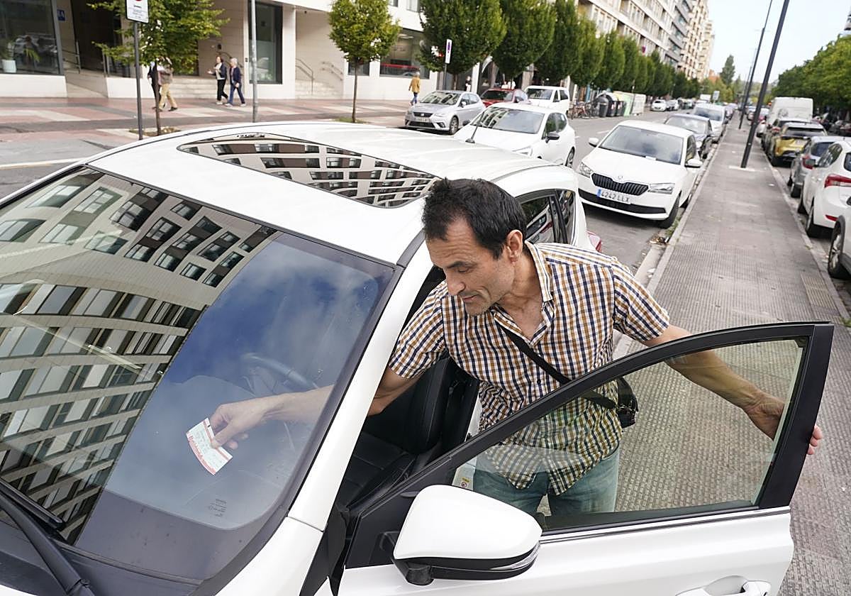 Un conductor pone el papel de la OTA en la Avenida, que estrena hoy la OTA.