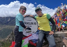 Edurne posa con su hijo Max, durante su viaje en Nepal.