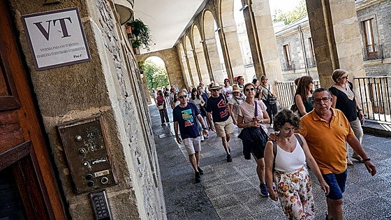El Gobierno central pide la retirada de 472 pisos turísticos ilegales en Euskadi de las plataformas de alquiler