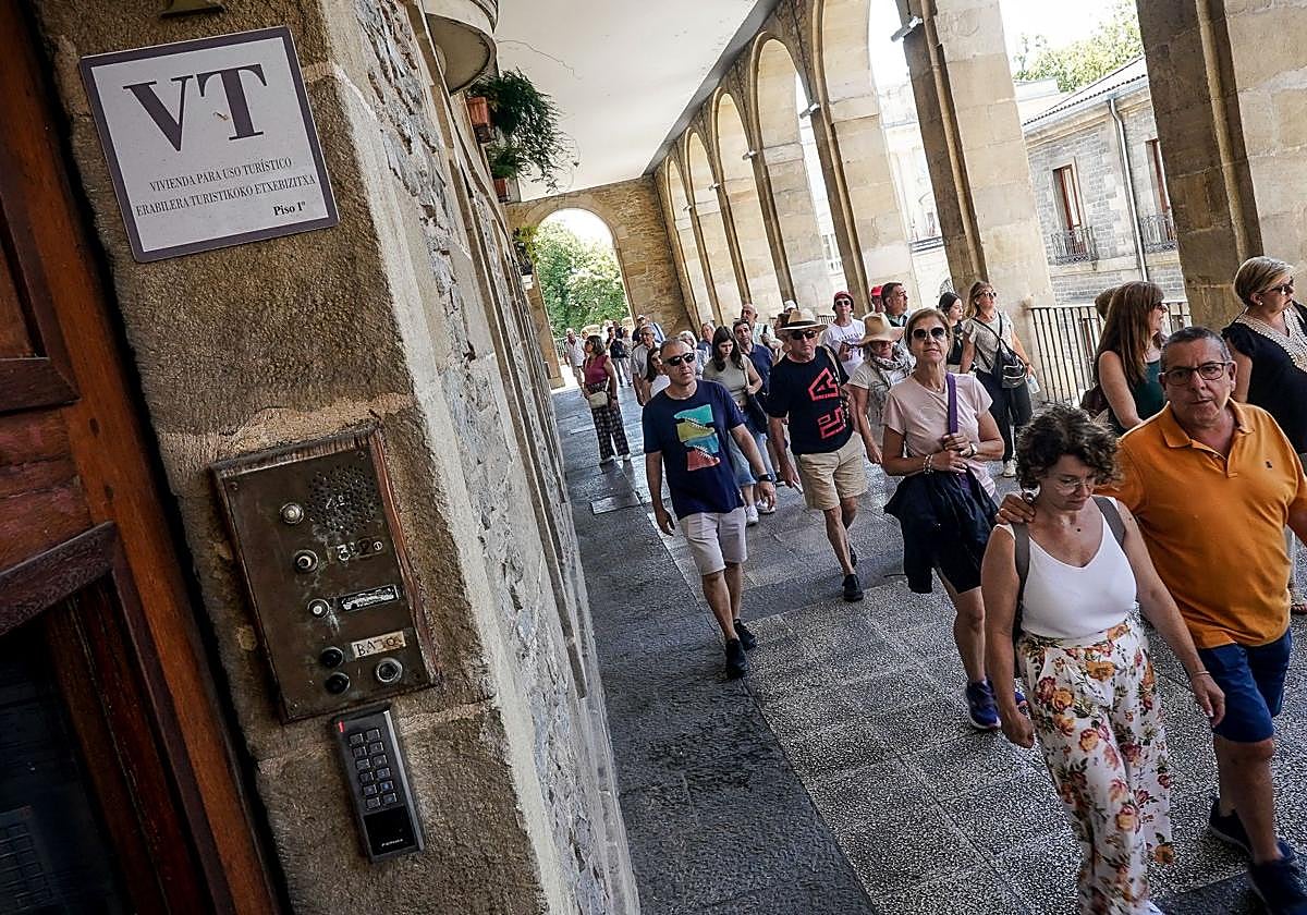 Entrada a un piso turístico en Vitoria.