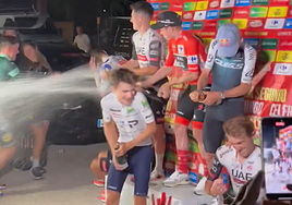 Podio improvisado en un parking del hotel.