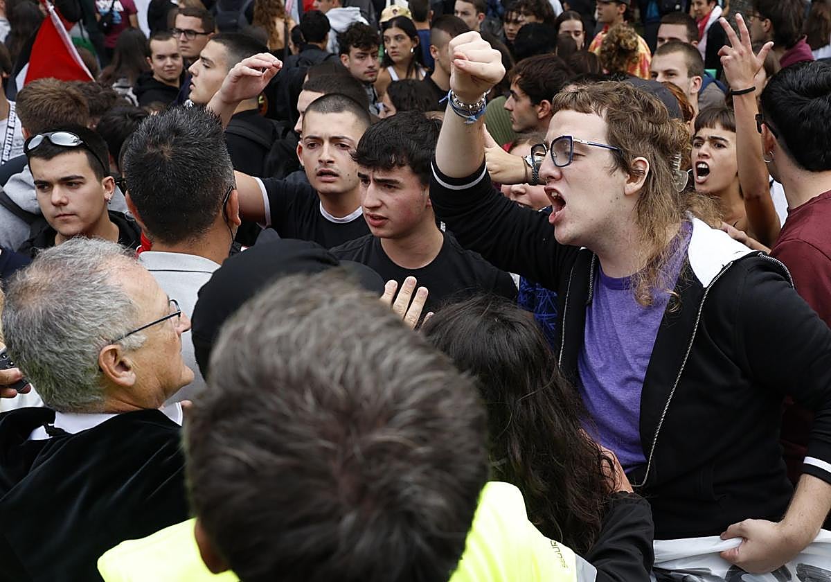 El rector de la UPV/EHU, Joxerramon Bengoetxea, trata de aplacar la protesta de GKS el miércoles en el acto de inauguración del curso.