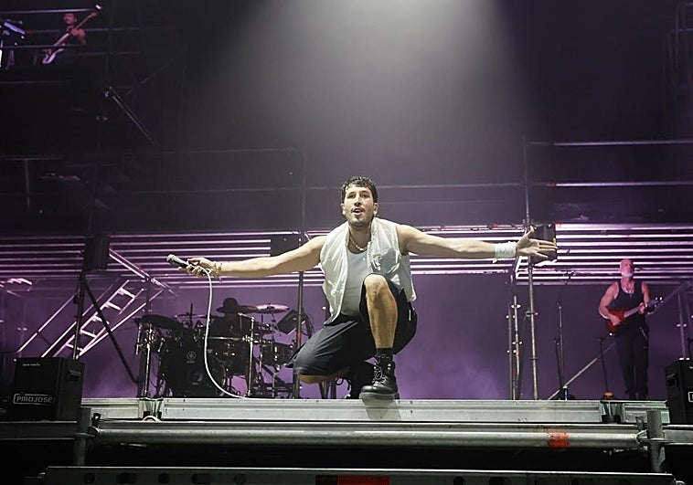 Sebastián Yatra, míster simpatía en Bilbao: pedida de mano, camiseta del Athletic y letra personalizada para la niña Nicole