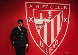 Yatra posa con mucho respeto y solemnidad junto al escudo del Athletic, en San Mamés.
