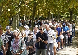 Cientos de personas aguardan su turno para la alubiada popular