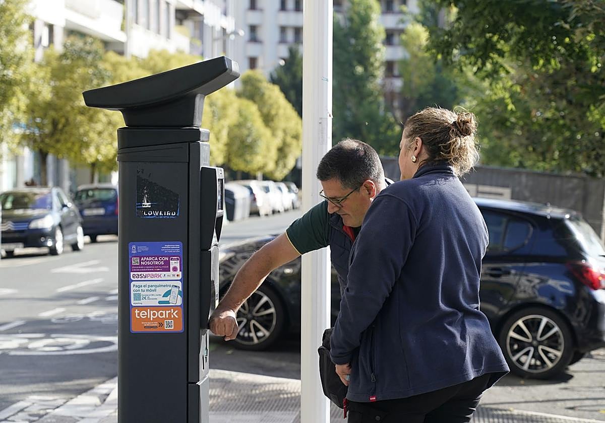 Dos conductores con problemas para utilizar un parquímetro en la calle Madre Vedruna.