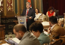 El alcalde, Juan Mari Aburto, durante su intervención en el pleno sobre el Estado de la Villa.