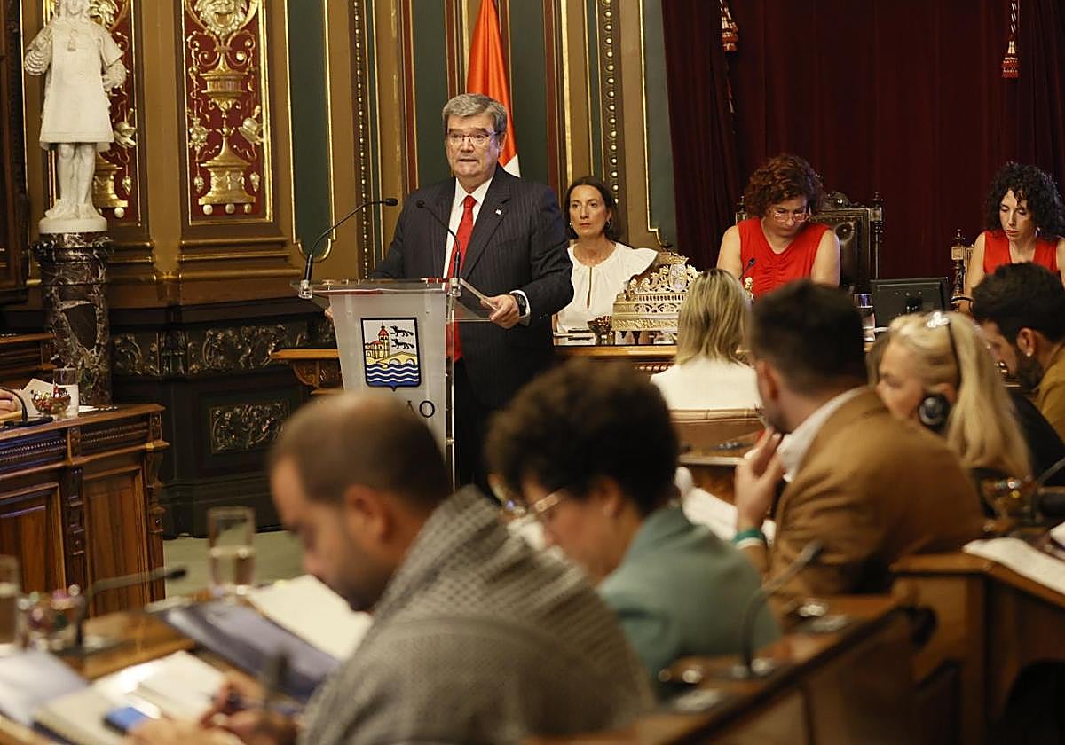El alcalde, Juan Mari Aburto, durante su intervención en el pleno sobre el Estado de la Villa.