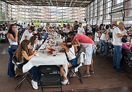 Desde primera hora de la mañana, el pabellón multiusos de Landako se convirtió en un ir y venir de cazuelas y delantales.